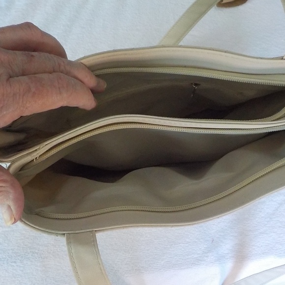 NEW Cream Quilt Shoulder Bag - Picture 10 of 12